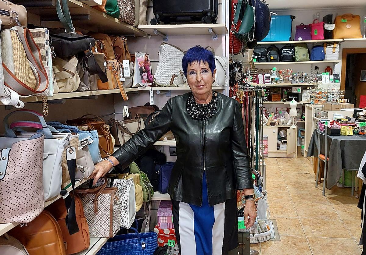 Txaro Garrido, junto a los bolsos, el producto más demandado.