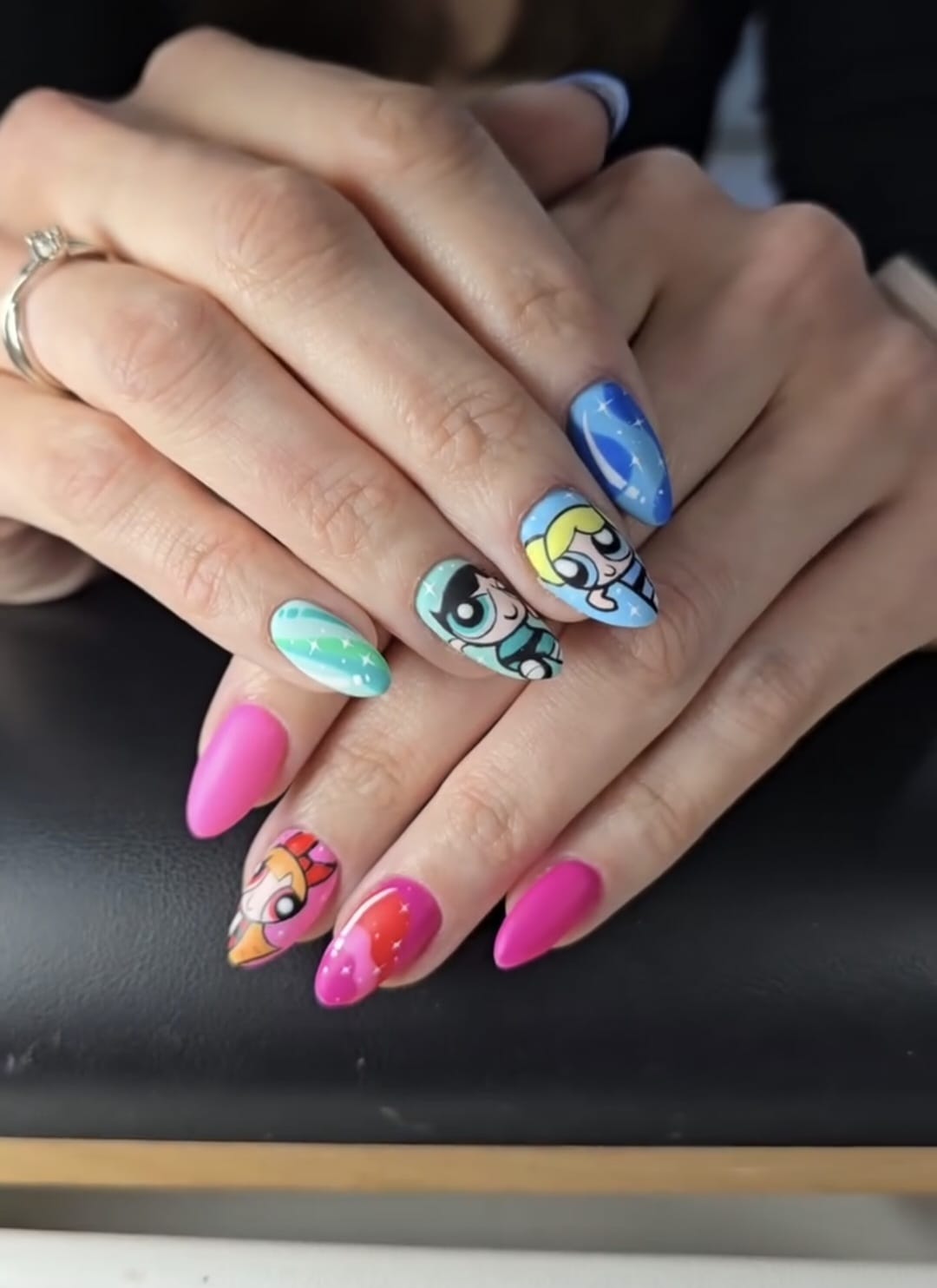 La artista de uñas con lista de espera: Jessy revoluciona Santutxu con sus diseños únicos