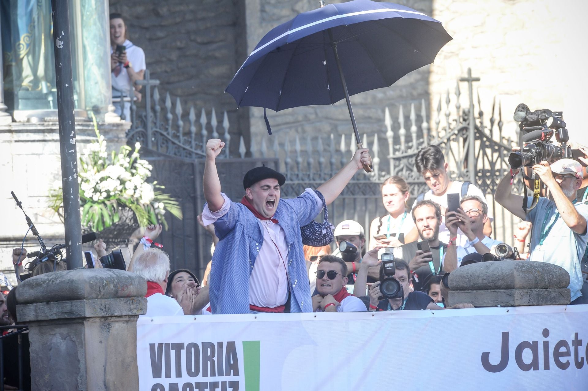 Iñaki Kerejazu saluda, el año pasado, a su llegada a la Balconada.