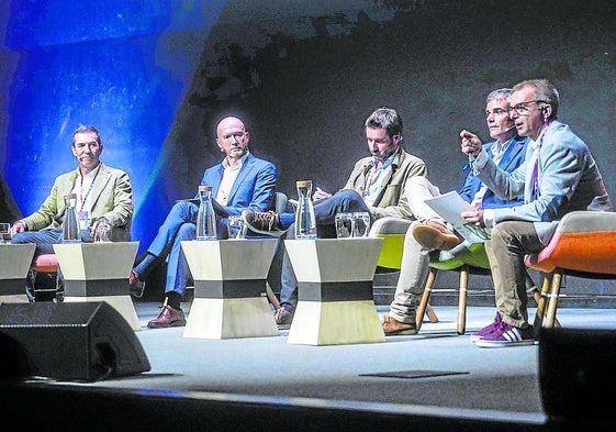 Juan Mocoroa, Jon Intxausti, Koldo Atxutegi, Ramón Ugarte y el moderador, David Montero.