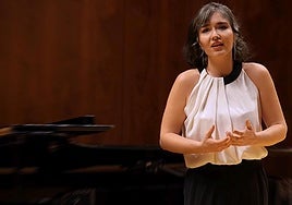 Lydia Galasova, en plena actuación lírica.