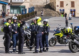 Policías locales aguardan al arranque de una manifestación en la Virgen Blanca.