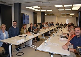 Representantes institucionales y de las empresas en una reunión.
