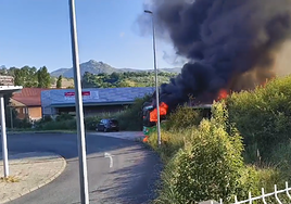 Un autobús calcinado tras un incendio en la estación de Castro Urdiales