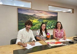 El director de marketing de Cafés Baqué, Iñigo Gutiérrez, junto a la representante de los arqueros del Duranguesado y la concejala Jesica Ruiz (PSE).
