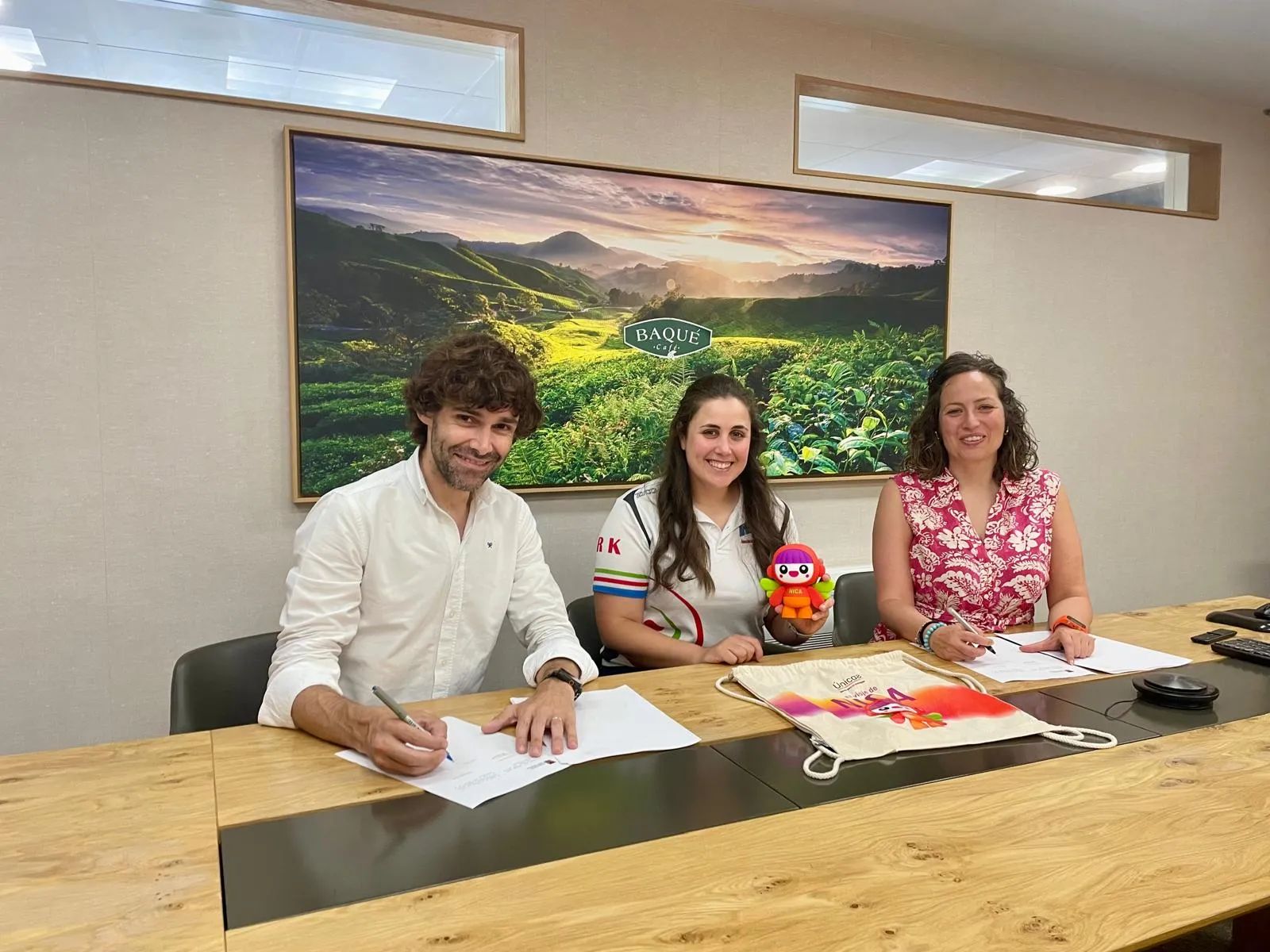 El director de marketing de Cafés Baqué, Iñigo Gutiérrez, junto a la representante de los arqueros del Duranguesado y la concejala Jesica Ruiz (PSE).