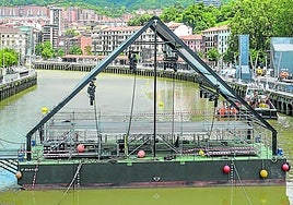 El escenario flotante ya se levanta en medio de la Ría