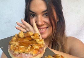 Laura muestra el gofre con forma de dónut que ha creado en su obrador de Bilbao.
