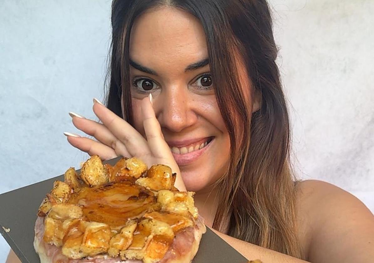 Laura muestra el gofre con forma de dónut que ha creado en su obrador de Bilbao.