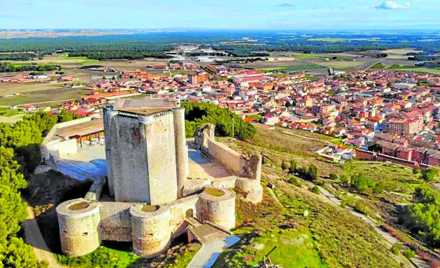 El Castillo y su torre del homenaje permiten una vistade toda la comarca.
