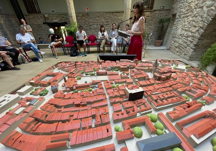 La alcaldesa presenta la maqueta del Casco Viejo.