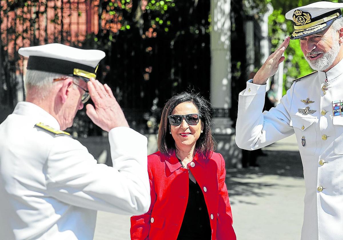 La ministra de Defensa, Margarita Robles, y el rey Felipe VI, durante un acto oficial ayer.