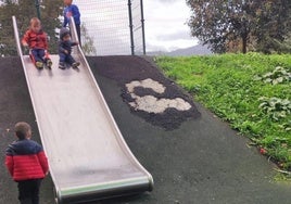 Destrozos causados en el suelo de seguridad de Bizkotxalde.