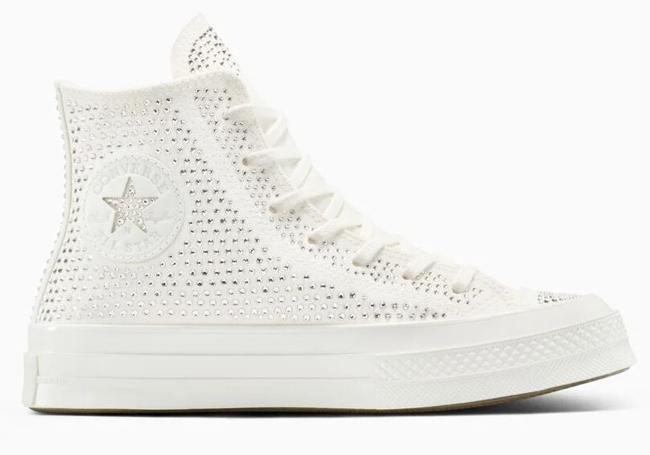 Zapatillas nupciales de Converse con cristales de Swarovski.
