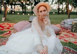 Zapatillas con vestido de novia: la tendencia que pisa fuerte en las bodas