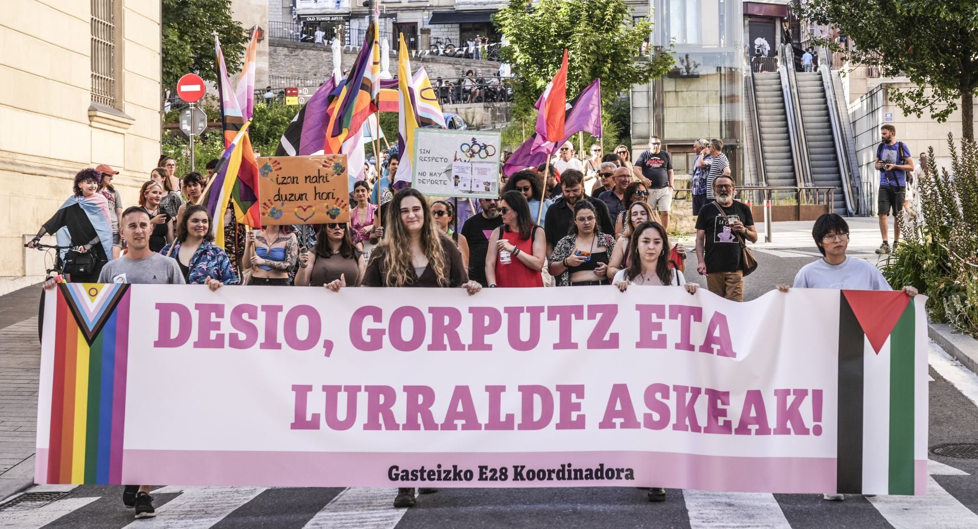 La marcha del orgullo toma el centro de Vitoria
