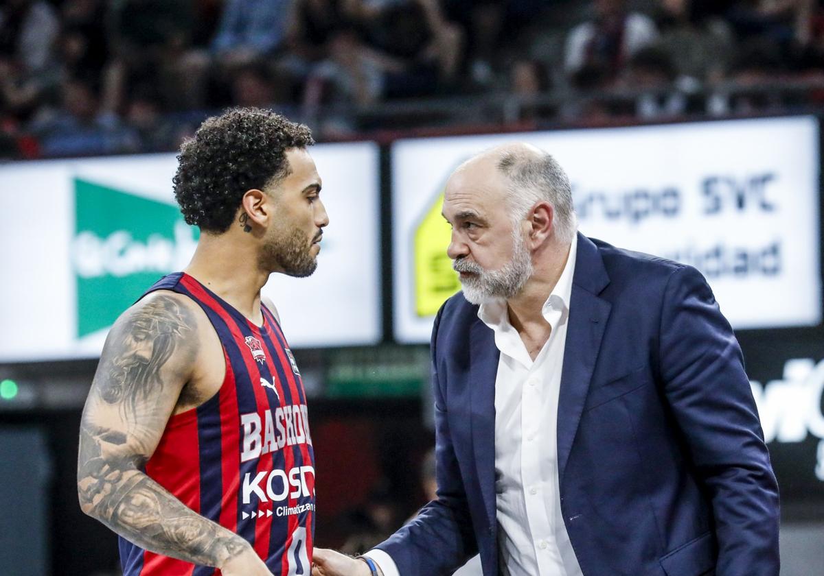Pablo Laso da instrucciones a Howard.