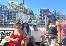 Paraguas, ventiladores, pistolas de agua y abanicos para combatir el calor en Bilbao