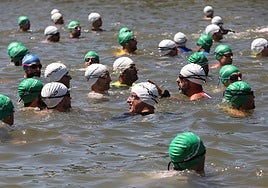 Más de 700 atletas se lanzan a la ría y a la carretera en el XIV Bilbao Triathlon