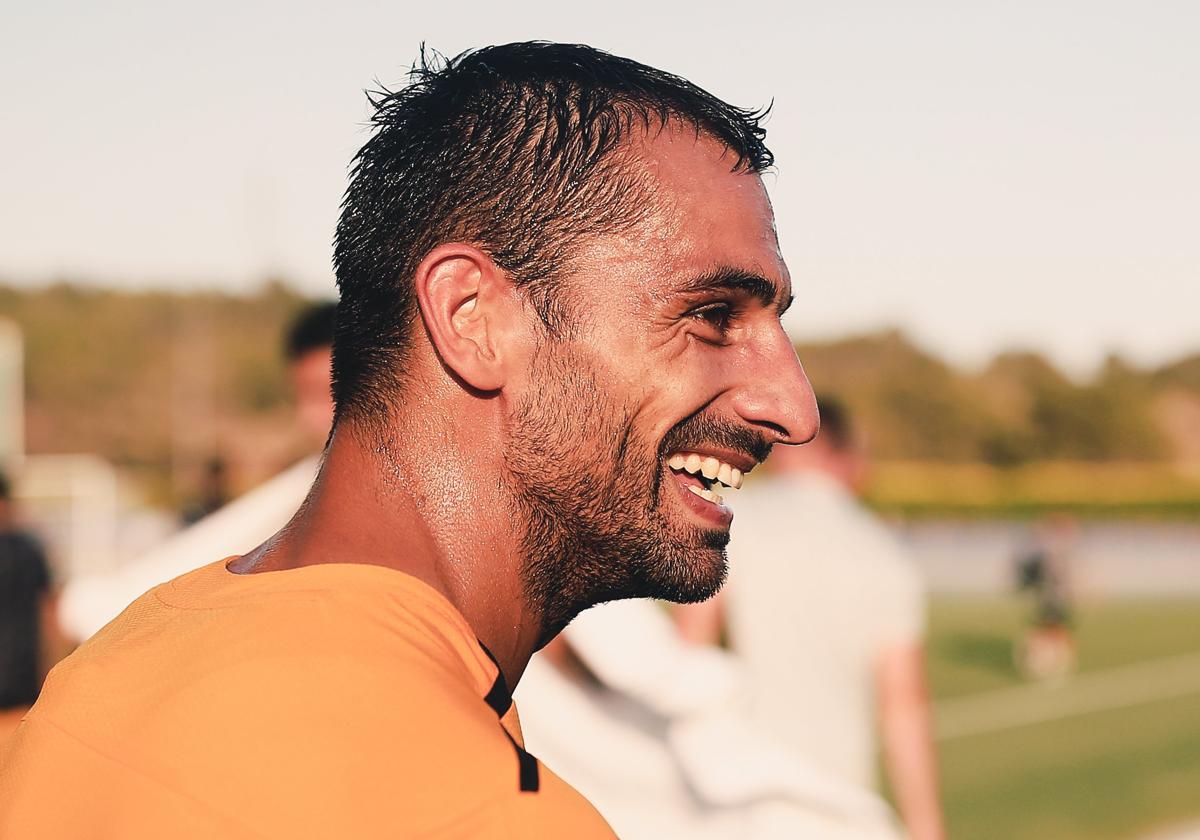 Jonny Otto, sonriente tras la disputada del partido contra el Alavés.