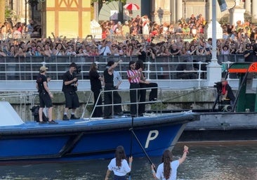 El guitarrista de Arde Bogotá enloquece al público de Bilbao al llegar con la camiseta del Athletic
