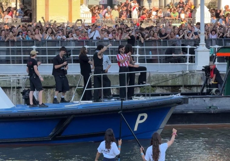 El guitarrista de Arde Bogotá enloquece al público de Bilbao al llegar con la camiseta del Athletic