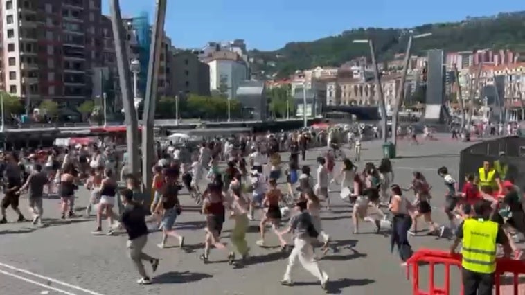 Avalancha de jóvenes en la apertura de los accesos para ver los conciertos de la Ría