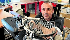 Gorka Alday y una máquina encordadora que utiliza estos días en el Open Kiroleta de Bakio.