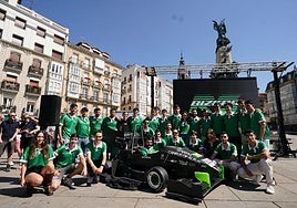 El equipo de Fórmula Student Vitoria con su nuevo monoplaza