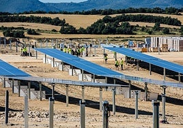 Colocación de placas fotovoltaicas en el poligono de Arasur.
