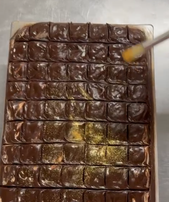 Imagen secundaria 2 - Dubai, el chocolate viral, se hace helado en Euskadi