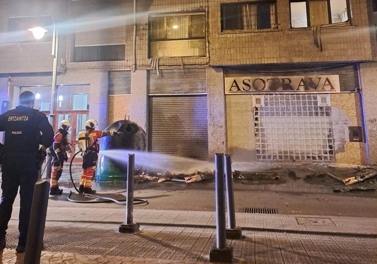 Dos heridos por inhalación de humo tras el incendio de un contenedor en Zorroza