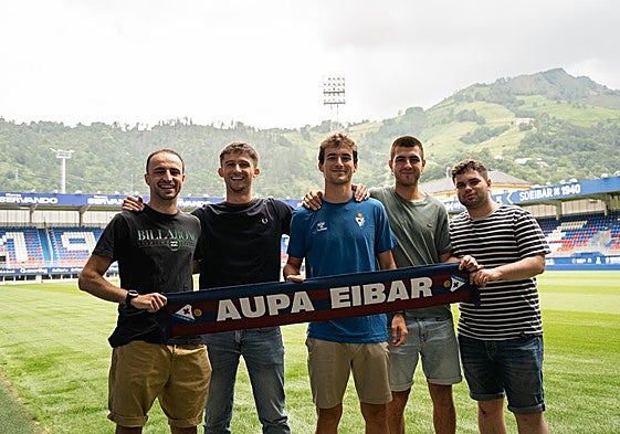 Magunazealia, en el centro, posa junto al grupo de amigos que le acompañó en Ipurua.