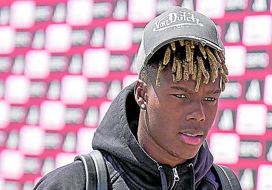 Nico Williams, a su llegada a una concentración de la selección española en Las Rozas