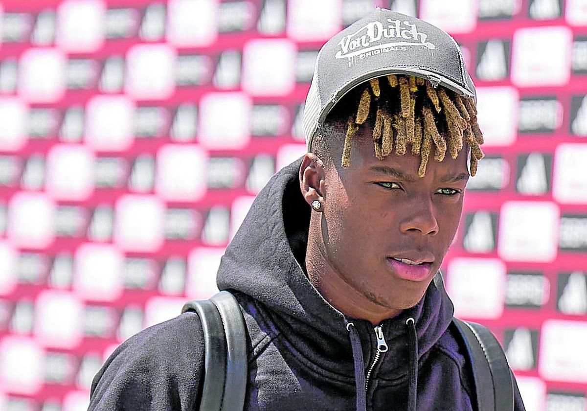 Nico Williams, a su llegada a una concentración de la selección española en Las Rozas