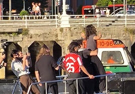 Arde Bogotá, subidos en un barco de camino al escenario del BBK Ría.