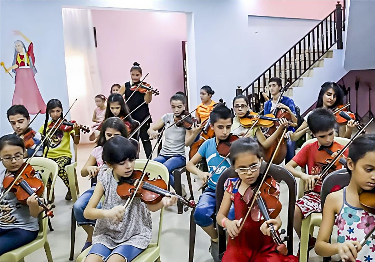El violín que silencia al fusil en Siria