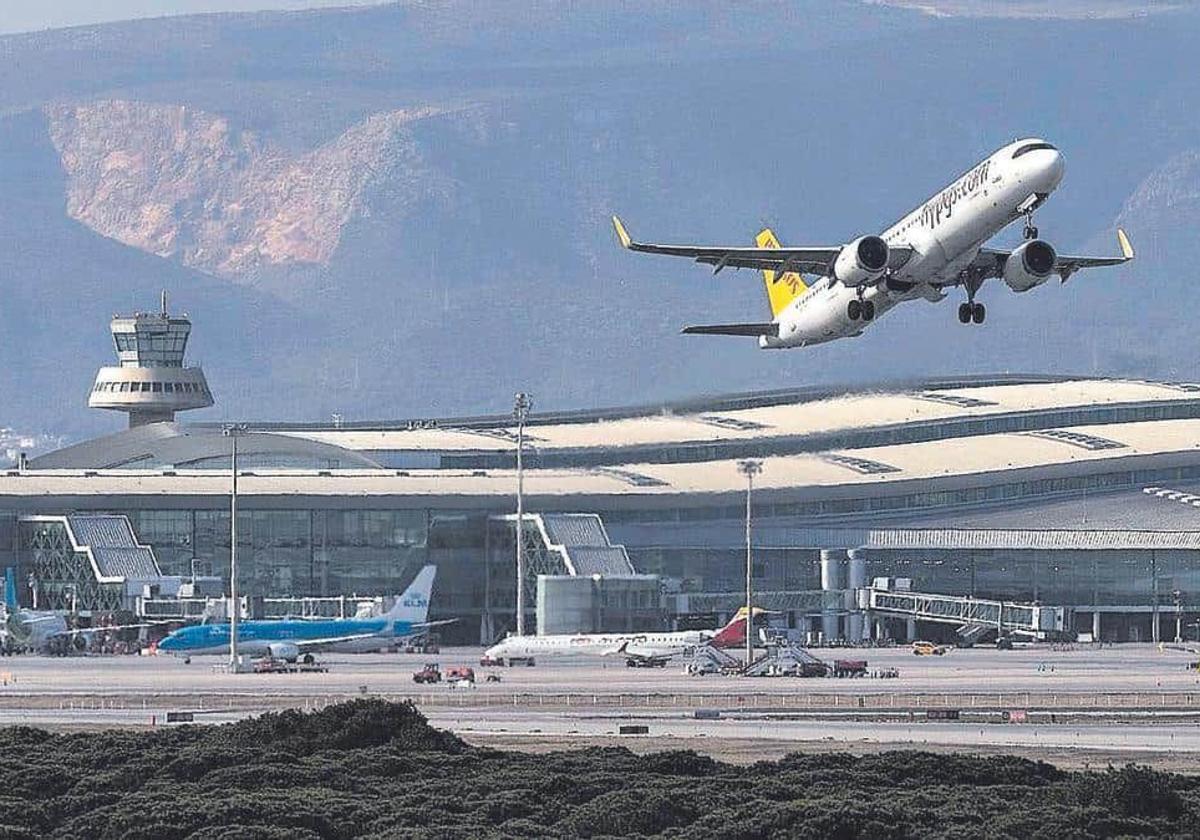 Un avión despega del aeropuerto Josep Tarradellas-El Prat.