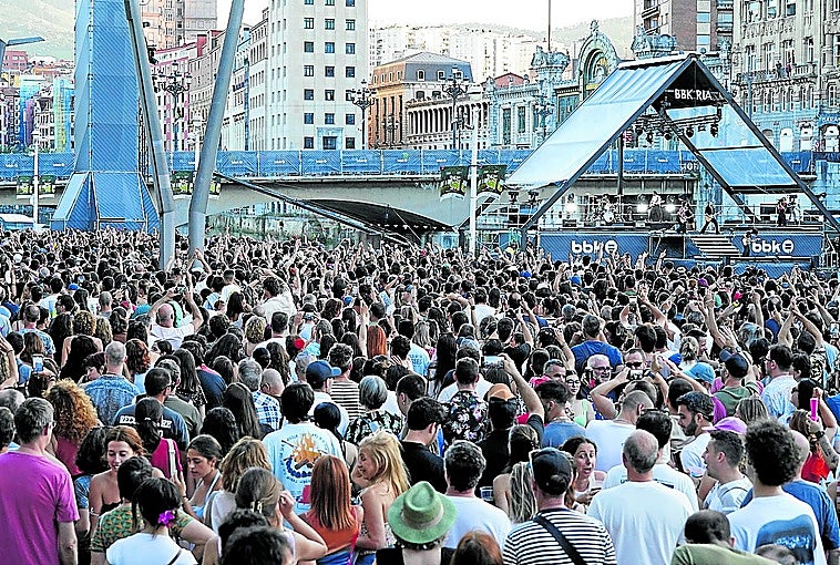 Las riberas de la Ría registraron un «llenazo», especialmente con la actuación de Arde Bogotá.