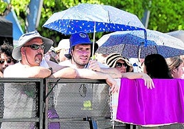 Algunos asistentes esperaron horas bajo el sol con paragüas y gorros para ver los conciertos en primera fila.