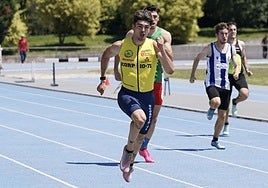 Markel Fernández, en pleno esfuerzo en los 200 metros.