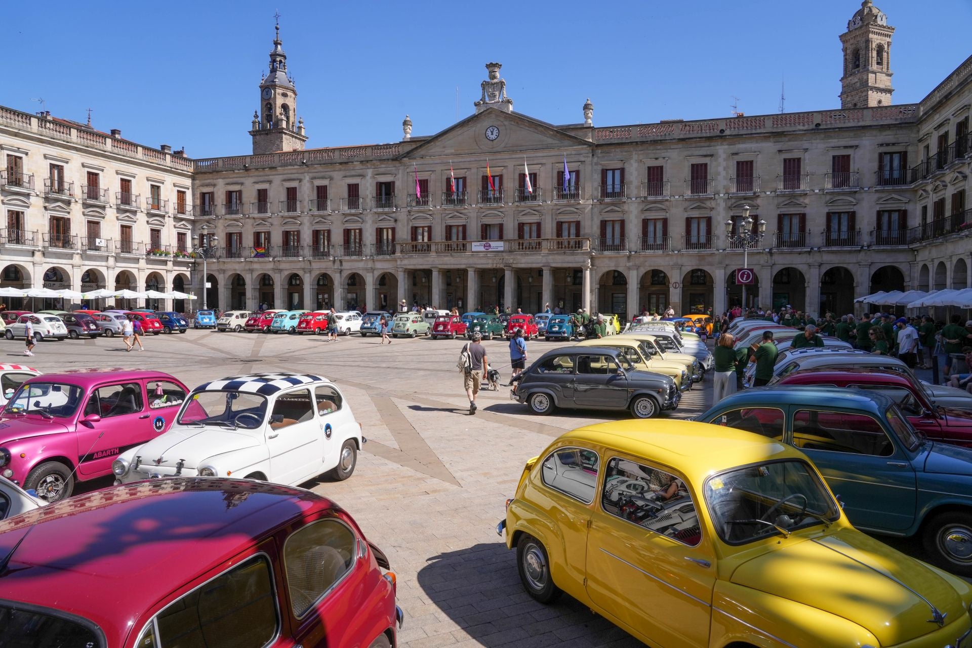 Los SEAT 600 invaden Vitoria