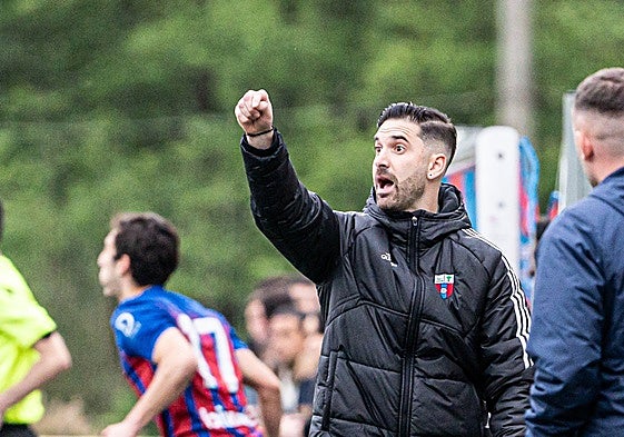 Egoitz Bilbao, nuevo entrenador del Portugalete, dando indicaciones durante un partido del Derio.