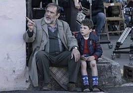 Karra Elejalde junto al niño Álex Infantes en el rodaje.