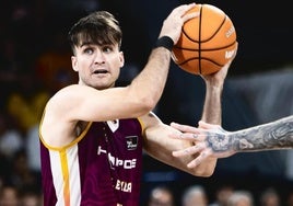Villar mueve el balón durante un partido de esta temporada.