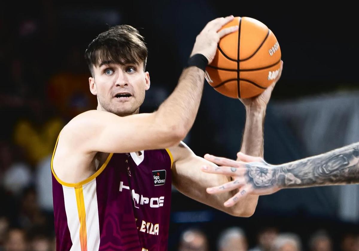 Villar mueve el balón durante un partido de esta temporada.