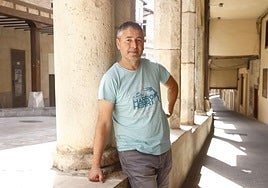 López de Uralde, en los soportales de la parte antigua de Agurain.