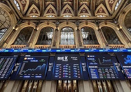 Pantallas muestran información bursátil en Madrid.