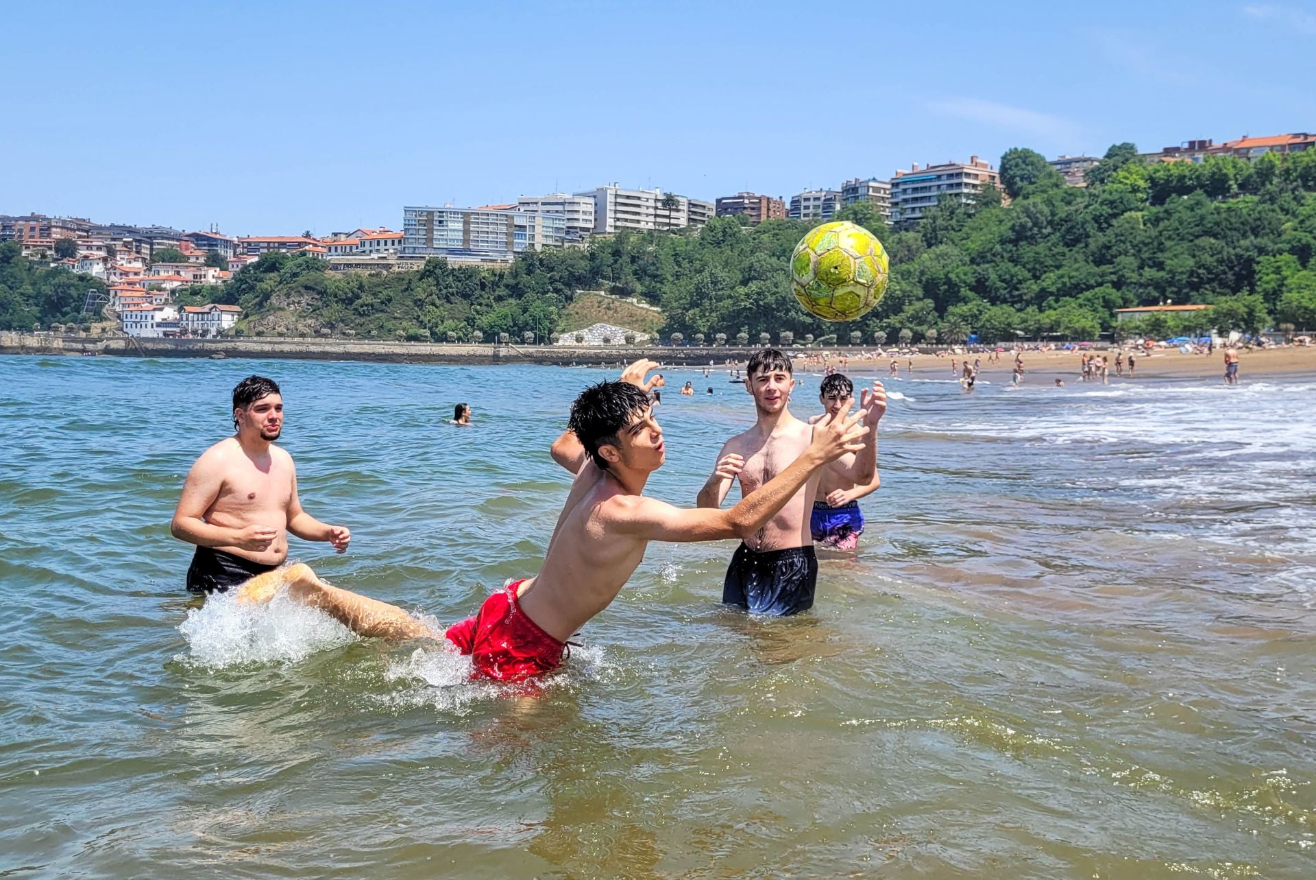 La playa de Ereaga se llenó durante el lunes en búsqueda de un chapuzón refrescante.