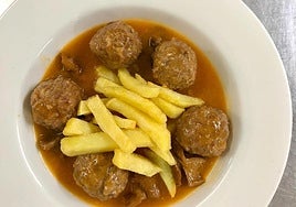 Agustín Maillo 'Toñi' y Ana María Seisdedos posan en el comedor Mirasierra, en la localidad de Mogarraz.